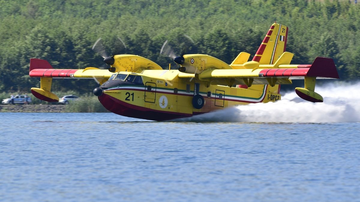 Italská hasicí letadla nabírají vodu z jezera Milada, přihlíží tomu stovky lidí